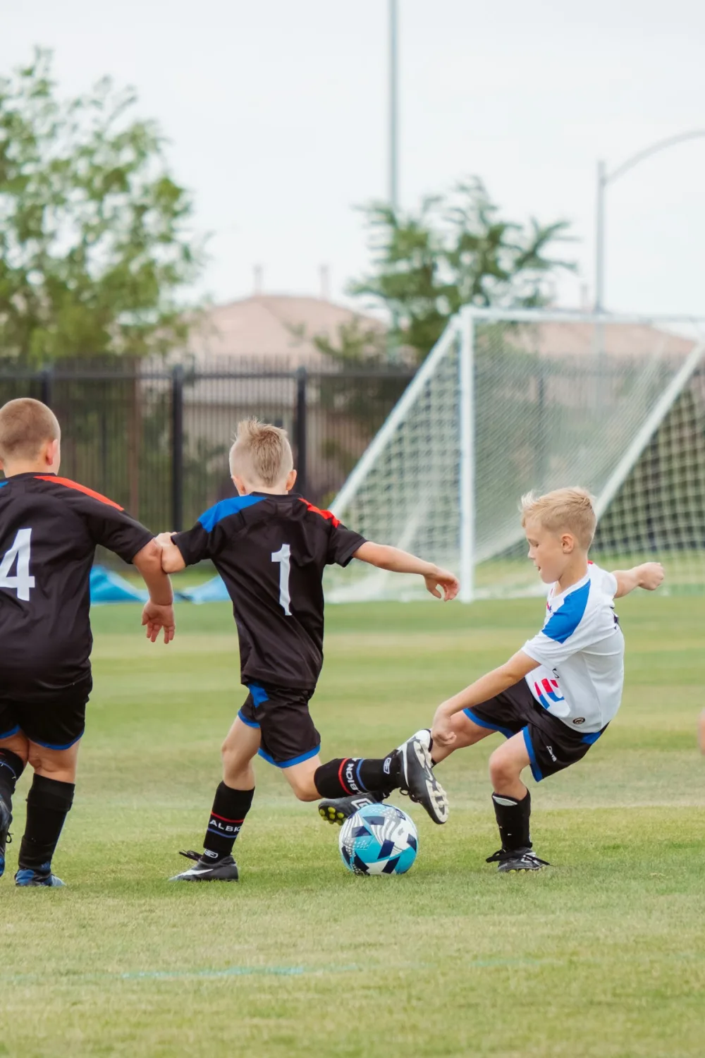 Jeunes joueurs d'un club de football amateur en plein match