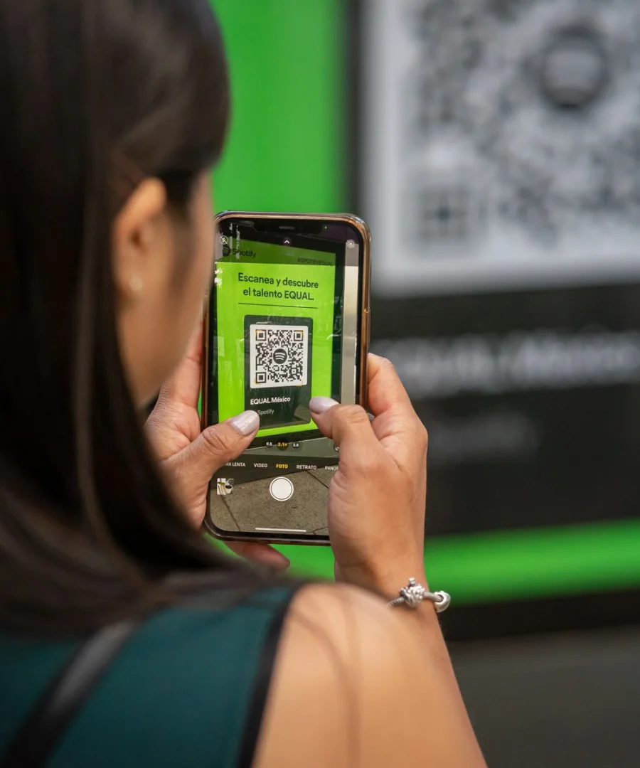 Scan du QR code d'une carte de membre avec un smartphone